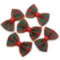 Close-up van rood-groene kerstruit strikken met gouden rand perfect voor DIY accessoires. - 10 Stuks Verpakking / Gouden Rand Rood Groen Ruit