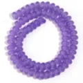 Primer plano de abalorios de ábaco de vidrio morado, superficie lisa, ideal para joyería DIY. - Púrpura