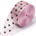 Nastro trasparente rosa con stampa a cuori neri, primo piano del rotolo di tessuto. - Rosa Coreano