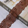 Detailansicht glänzendes Polyester-Spitzenband, ideal für DIY-Basteln und Kleidungsschmuck. - 2 Yards / Dunkelbraun