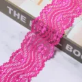 Nahaufnahme von pinker Polyester-Spitzenborte, detailliertes Blumenmuster zum Nähen und Basteln. - 2 Yards / Fuchsia