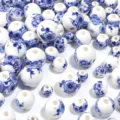 Vista dettagliata di perline di porcellana blu e bianca con motivi floreali per gioielli. - Fiore di Prugna Blu
