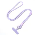 Vista detallada del cordón de teléfono violeta ajustable con anillos y parche. - Longitud total aprox. 60 cm, ancho del parche aprox. 6 cm, diámetro del cable aprox. 7 mm / Lavanda