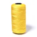 Gedetailleerd close-upoverzicht van gele gevlochten ijszijdedraad voor DIY-haakprojecten - 120 Yards/Rol (1.5mm) / Teder Geel