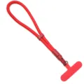 Détail de lanière de téléphone rouge avec dragonne tressée et languette sécurisée. - Longueur 20cm (Sans Entretoise) Largeur 6cm Cordon 7mm / Rouge de Chine