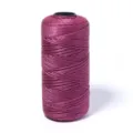 Gedetailleerd uitzicht op donkerroze ijszijde haakgarenspoel met gladde glanzende textuur. - 120 Yards/Rol (1.5mm) / Donker Lotus