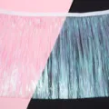 Primo piano di rifinitura con frange iridescenti in tinsel per decorazioni di feste e progetti fai da te. - 1 Yard/Confezione / Bianco cangiante