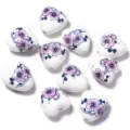 Gros plan de perles en céramique en cœur avec motif floral bleu et rose pour bijoux DIY. - Forme de Cœur Fleur de Prunier Rose Bleu