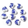 Détail perles cœur en porcelaine bleu blanc motifs floraux pour bijoux faits main DIY. - Forme de Cœur Liane Bleue Et Blanche