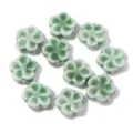 Dettaglio di perline di fiori in ceramica smaltata per la creazione di gioielli fai da te. - Verde Erba a Cinque Petali