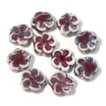 Dettaglio delle perline di ceramica a fiore con smalto unico ideale per gioielli fai da te. - Rosso Concubina a Cinque Petali