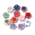 Primo piano dettagliato di perline in ceramica smaltata colorata per i vostri gioielli. - Fiore a Cinque Petali Colori Misti