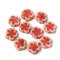 Primo piano dettagliato di perline in ceramica a forma di fiore per gioielli fai da te. - Rosa Smaltato Floreale a Cinque Petali