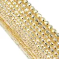 Detailopname van gouden gefacetteerde hematietkraaltjes met een glanzende fonkelende textuur. - Buitendiameter 2mm Gat 1mm (Ongeveer 190 Stuks) / Goud