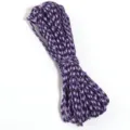 Vista detallada de cuerda de poliéster camuflaje morado negro para manualidades DIY. - Diámetro aprox 2mm / Camuflaje Morado