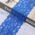 Nahaufnahme von blauer elastischer Spitzenborte mit feinem Blumenmuster für DIY-Projekte. - 8cm Breit (24g/Packung) / Saphirblau