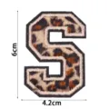 Broderie lettre S motif leopard patch tissu DIY coque telephone vetement chapeau 6x4.2cm - Lettre S