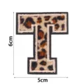 Vue détaillée de l'écusson brodé lettre T motif léopard, accessoire DIY pour vêtements - Lettre T