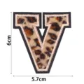 Écusson brodé lettre V imprimé léopard, badge thermocollant DIY pour vêtements sacs et coques. - Lettre V