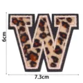 Écusson brodé lettre W léopard en polyester pour vêtements, sacs, chapeaux et coques de téléphone. - Lettre W