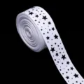 Cinta de grosgrain blanca con estrellas negras estampadas, ideal para manualidades y accesorios. - Paquete de Diez Yardas / Blanco