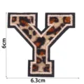 Gros plan du patch brodé en forme de lettre Y avec motif léopard et belles finitions. - Lettre Y
