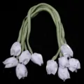 Vue détaillée de bourgeons de tulipes en tissu artificiel avec clous et tiges de ruban. - 5 Pièces / Gypso Blanc