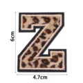 Gros plan détaillé du patch brodé en velours avec motif imprimé léopard lettre Z. - Lettre Z