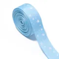 Rollo de cinta grosgrain azul claro con estrellas para manualidades y envoltorio de regalos. - Paquete de Diez Yardas / Azul claro