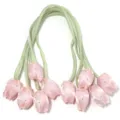 Gros plan détaillé d'accessoires de bourgeons de tulipe en satin rose avec tiges et strass. - 5 Pièces / Strass Rose Clair