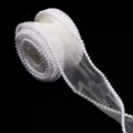 Detailaufnahme einer weißen Organzabandrolle, verziert mit Perlenkanten für Geschenke. - 5 Yards Packung / Gebrochenes Weiß