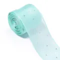 Nahaufnahme von gerolltem mintgrünem Organzaband mit glitzernden Strasssteinen für Basteleien. - Breite 4cm 5 Yards/Rolle / Mintgrün