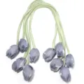 Gros plan de bourgeons de tulipes en tissu avec strass et tiges de ruban vert pour accessoires. - 5 Pièces / Strass Bleu Gris