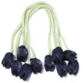 Gros plan détaillé de boutons de tulipes en satin bleu marine avec strass et rubans verts. - 5 Pièces / Gypsophile Bleu Roi