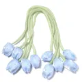 Gros plan détaillé de boutons de fleurs de tulipe en tissu bleu avec strass et rubans. - 5 Pièces / Gypsophile Bleu