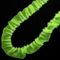Detailansicht von neongrünen gerüschten Chiffon Spitzenbändern für DIY und Bekleidung. - Breite 2.5cm / Fluoreszierendes Grün