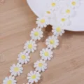 Cinta de ribete de encaje bordado de margaritas blancas para accesorios DIY de ropa. - 3 Yards / Amarillo
