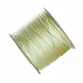 Primer plano detallado de cordón de tejido beige enrollado ordenadamente en una bobina. - Beige