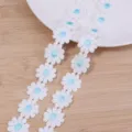 Ribete de encaje bordado de margarita blanca y azul para detalles de costura de ropa - 3 Yards / Azul claro