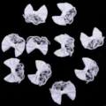 Vue détaillée de nœuds en ruban blanc et dentelle pour accessoires de cheveux DIY et vêtements. - Longueur 4.5cm Largeur 4cm / Blanc