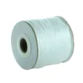 Detalle de bobina de cordón blanco, vista cercana de hilo de tejido DIY para joyería. - Blanco