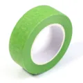 Gros plan sur le ruban de masquage vert montrant la texture et le noyau en papier. - Largeur 2cm (13m/Rouleau 1Rouleau/Paquet) / Vert clair