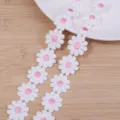 Detalle de ribete bordado margarita blanco rosa, ideal para accesorios de pelo y ropa. - 3 Yards / Rosa Claro