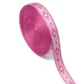 Nahaufnahme des rosa gewebten Jacquard-Bandes mit weißem Rautenmuster und goldenem Rand. - 1,2 cm Breite / Fuchsia