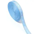 Nahaufnahme eines hellblauen gewebten Bandes mit geometrischem Rautenmuster und goldenem Rand. - 1,2 cm Breite / Himmelblau