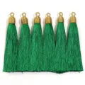 Vista dettagliata di nappe verdi con anelli dorati avvolti, perfette per creazioni fai da te. - Confezione Singola (Lunghezza circa 85mm) / Verde