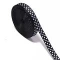 Vista dettagliata di un nastro grosgrain nero a pois bianchi per decorazioni. - Nero