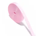 Primo piano dettagliato di nastro gros-grain a pois rosa, ideale per fai-da-te e confezioni. - Rosa