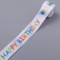 Detailansicht von weißem Polyesterband mit buntem Happy Birthday Druck für Party Geschenkverpackung. - 5 Yards Packung / Grüße Stil 2