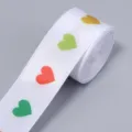 Nahaufnahme einer weißen Polyester-Geschenkbandrolle mit bunten Herzmustern für Dekoration. - 5 Yards Packung / Herz-Stil